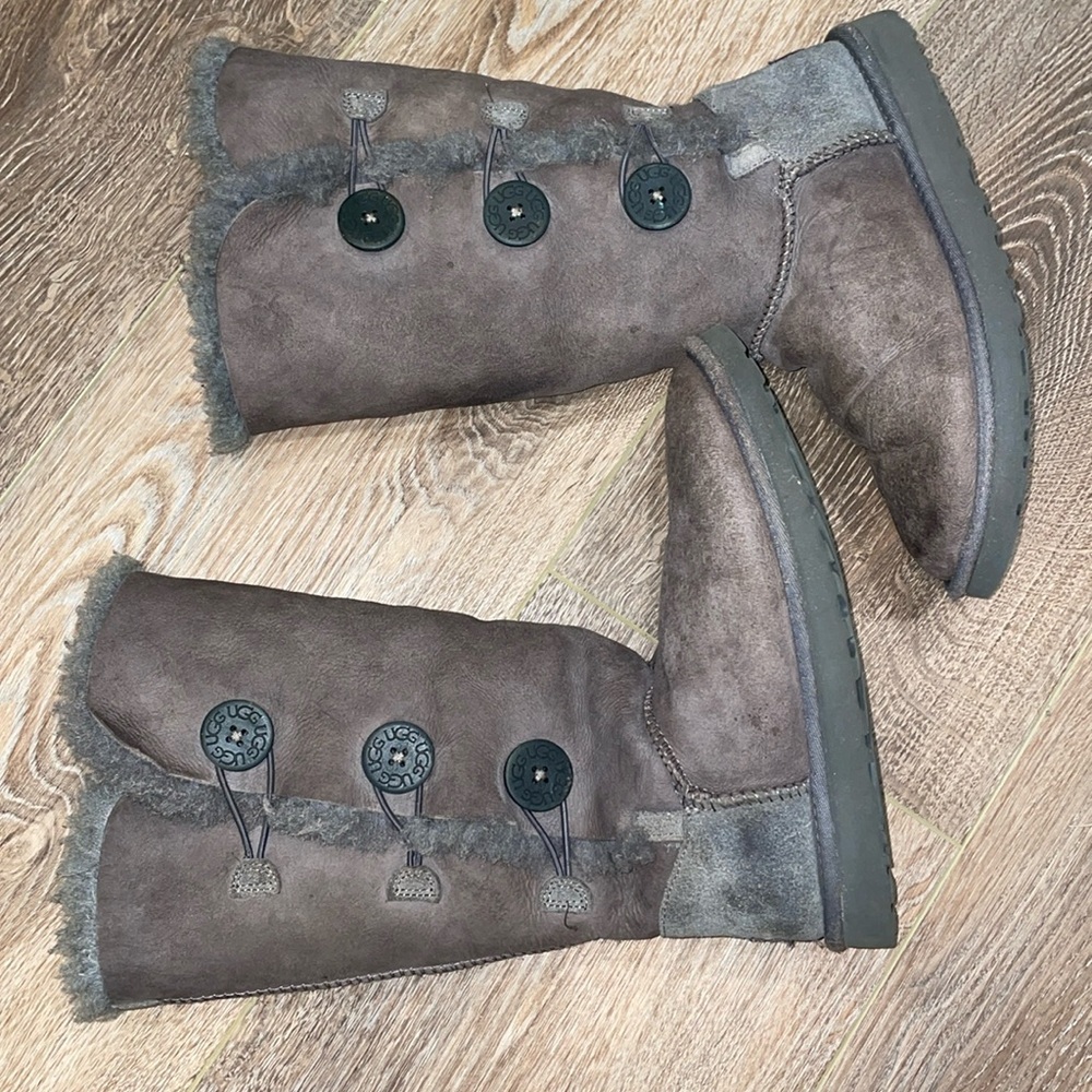 UGG BAILEY BUTTON TRIPLET II BOOT SIZE WOMENS 8 - image 4